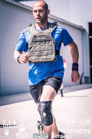 homme qui court avec un gilet lesté LEVEL addict